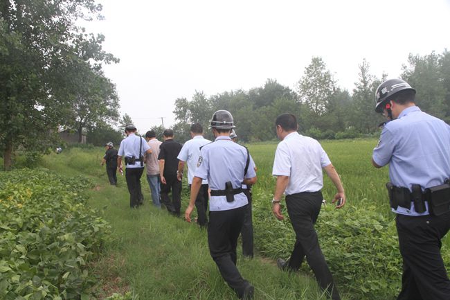 图2.执行干警在乡间寻找被执行人.jpg 图2.执行干警在乡间寻找被执行人.jpg